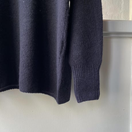 COMOLI　カシミヤ製品染 Vネックニット