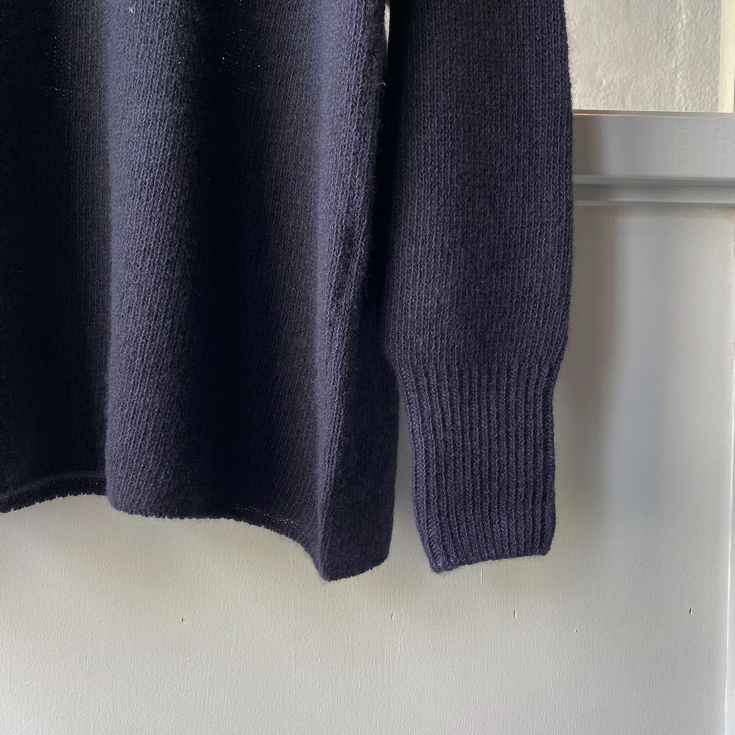 COMOLI カシミヤ製品染 Vネックニット | Less