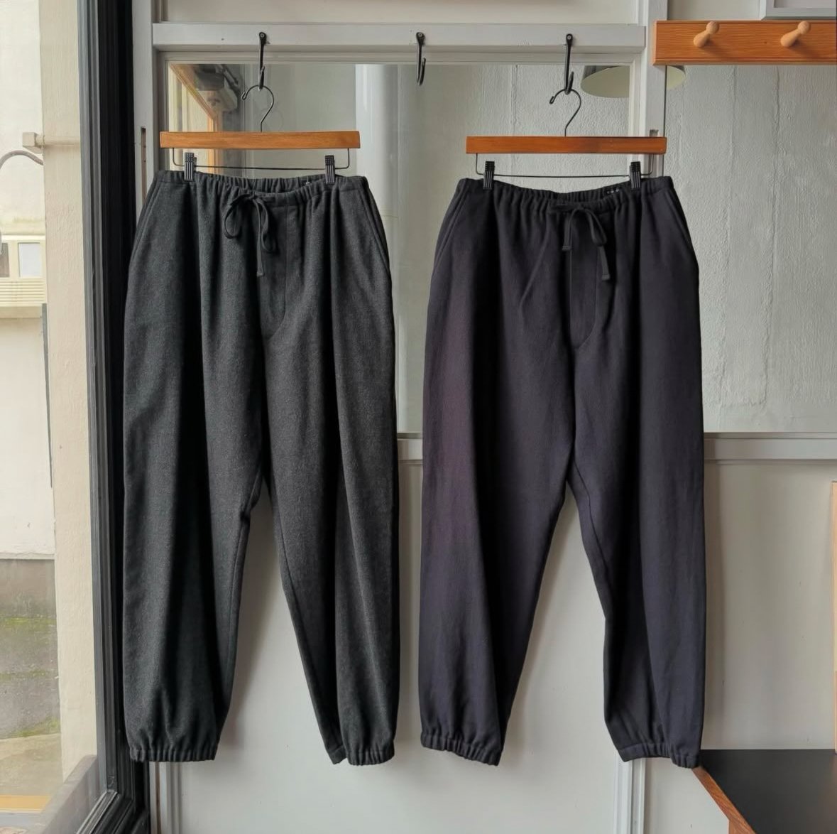 COMOLI カシミヤ ドローストリングパンツ | Less Higashikawa