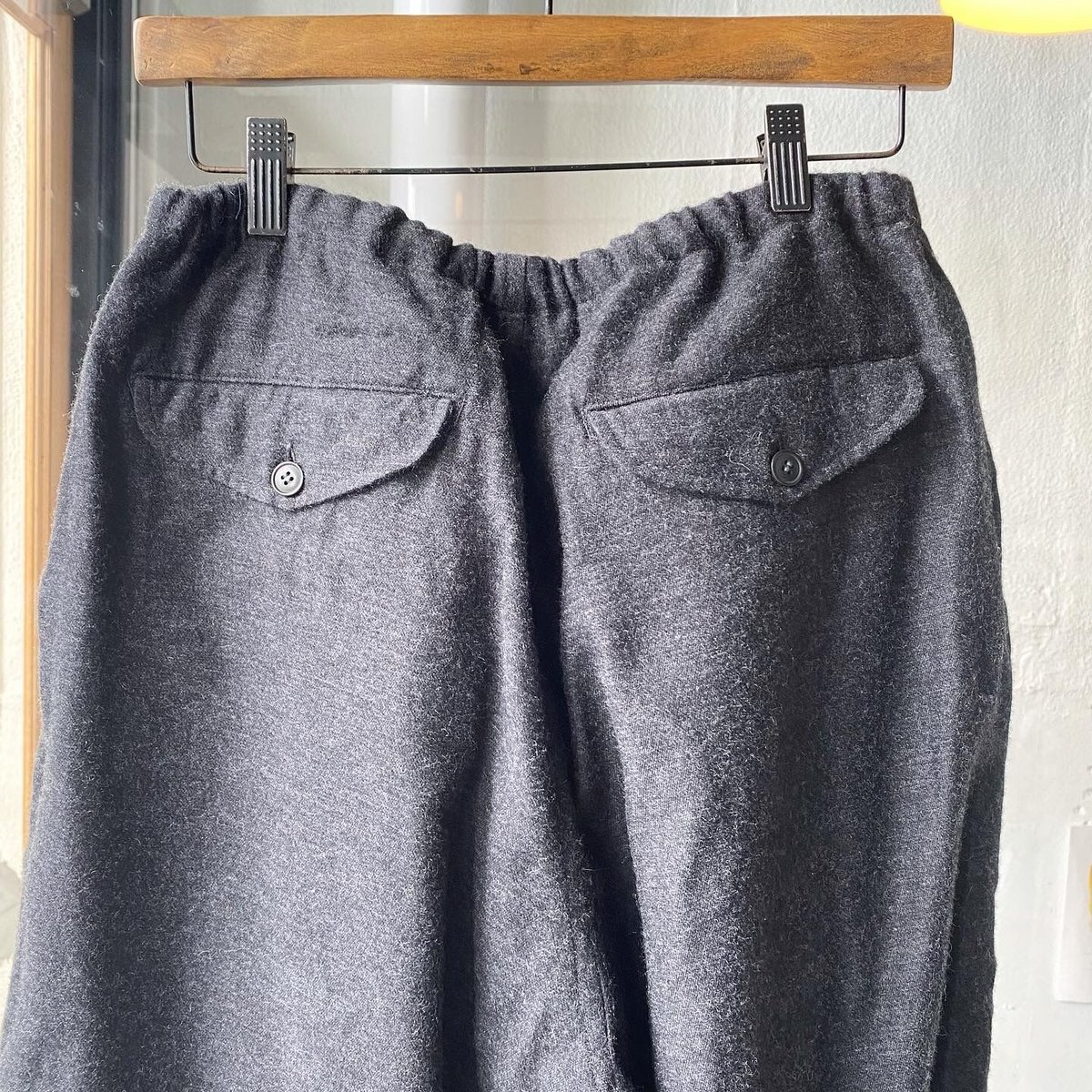 COMOLI カシミヤシルク ドローストリング パンツ | Less Higashikawa COMOLI カシミヤシルク ドローストリング パンツ | Less Higashikawa