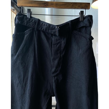 COMOLI 　デニム ベルテッドパンツ