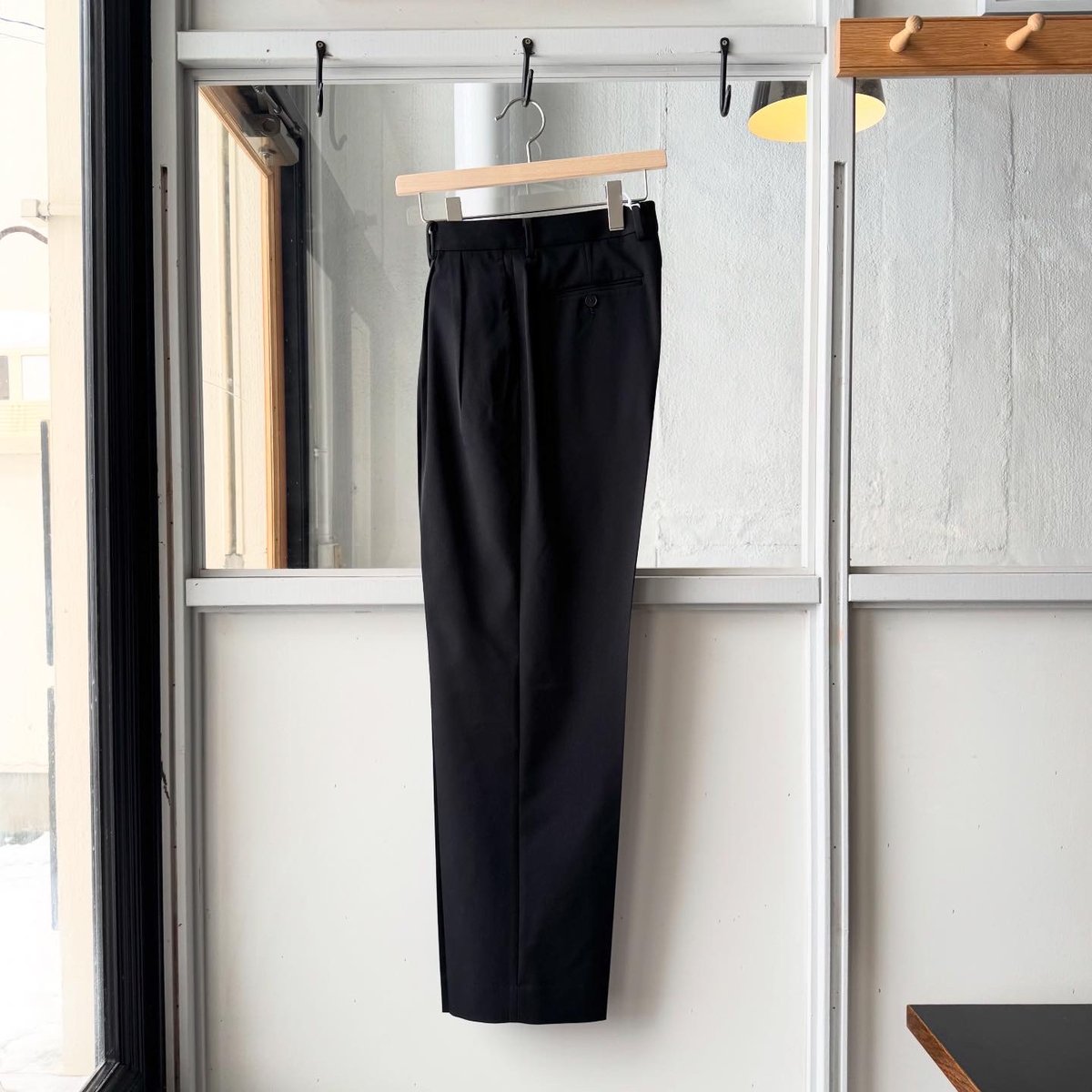 AURALEE LIGHT WOOL MAX GABARDINE TWO-TUCK SLACK