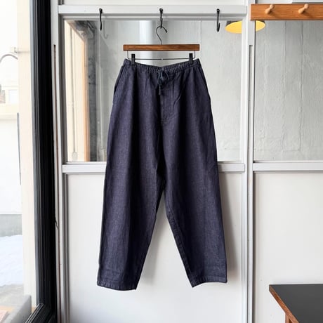 COMOLI　ネイビーデニム テーパードパンツ