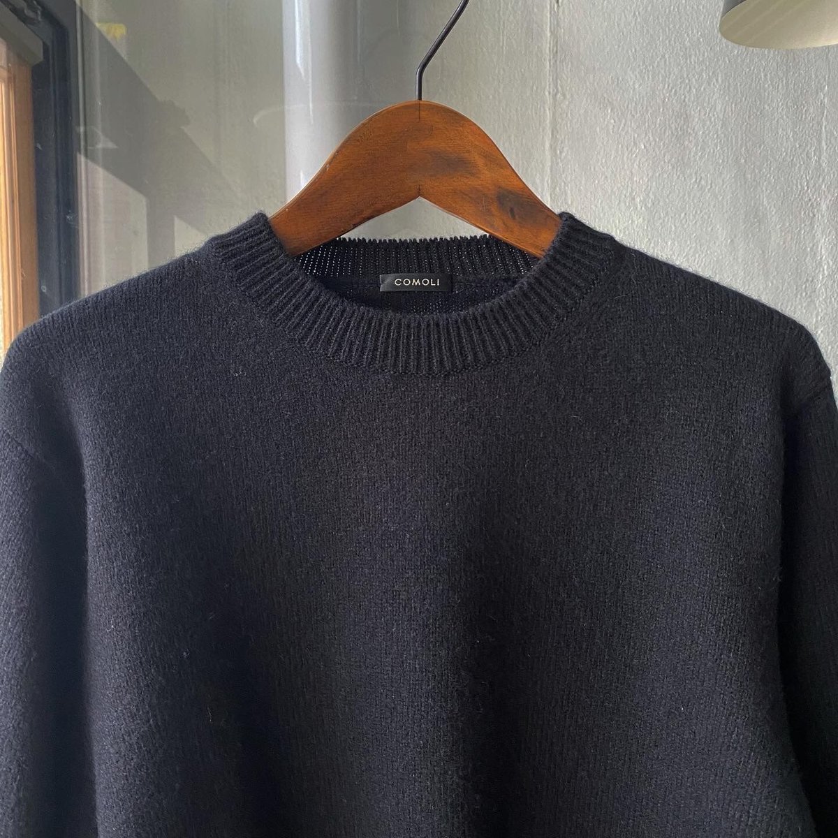 COMOLI ウールサープラス 長袖 クルーネック ニット エクリュ COMOLI ウールサープラス 長袖 クルーネック ニット エクリュ