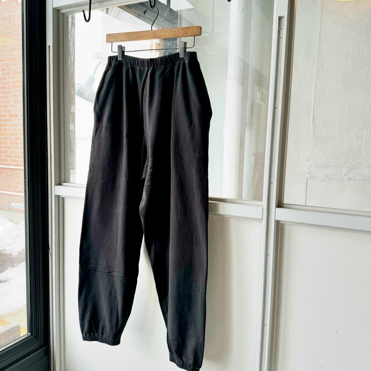 COMOLI 製品染 裏毛 パンツ | Less Higashikawa