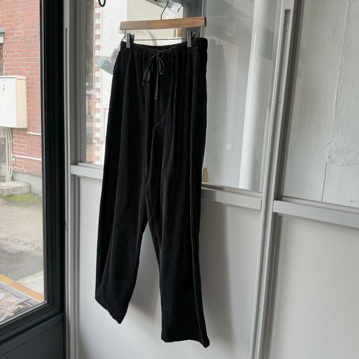 COMOLI コーデュロイ ドローストリングパンツ | Less Higashikawa