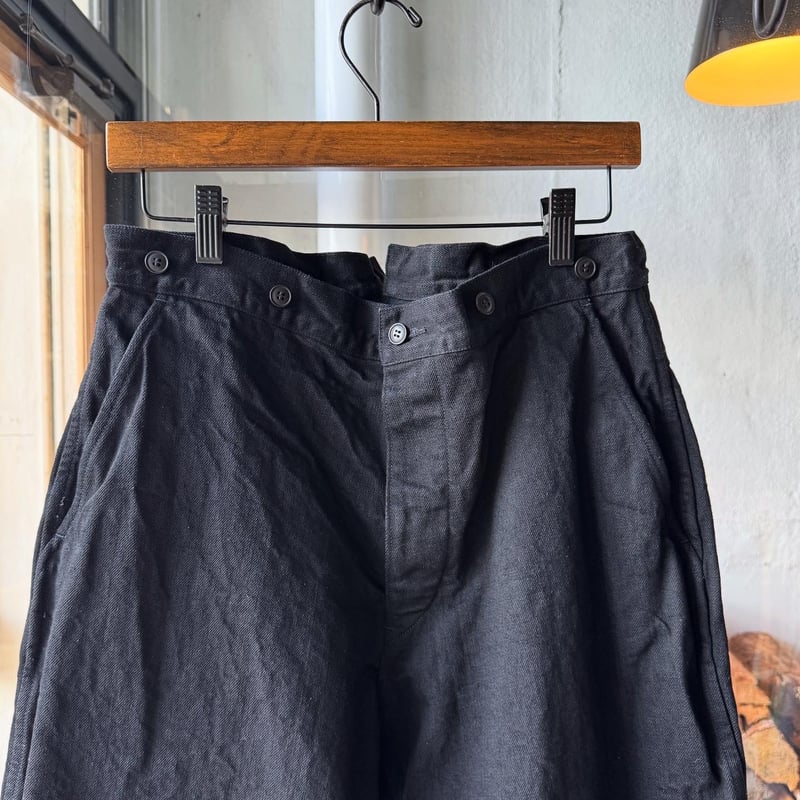 COMOLI ブラックデニム オーバーパンツ | Less Higashikawa