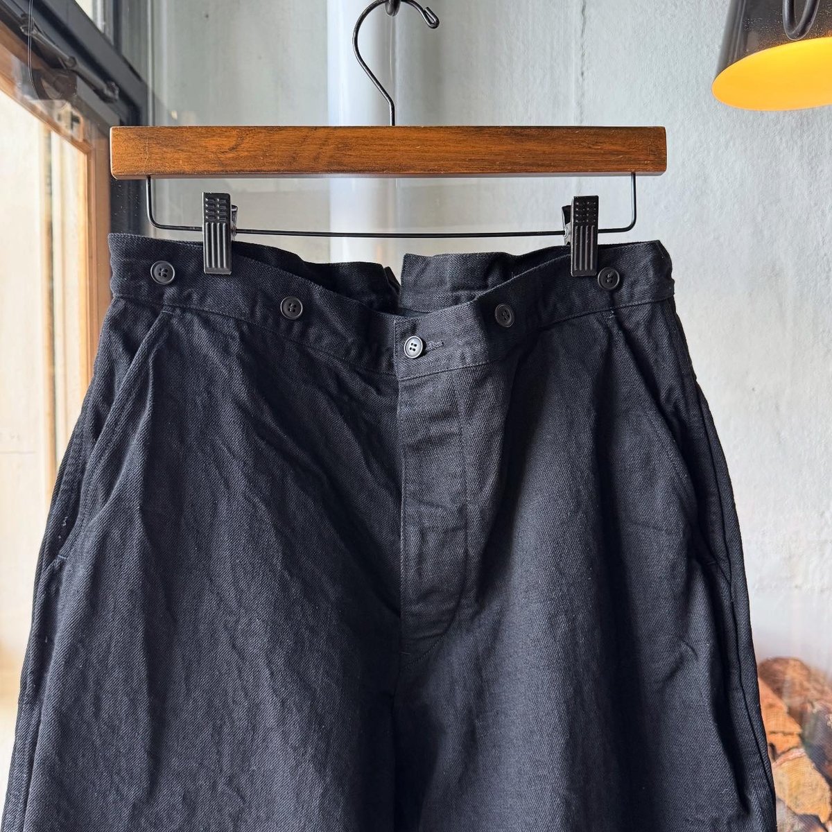 新品未使用　Comoli デニムオーバーパンツ　ブラック　3 COMOLI ブラックデニム オーバーパンツ | Less Higashikawa