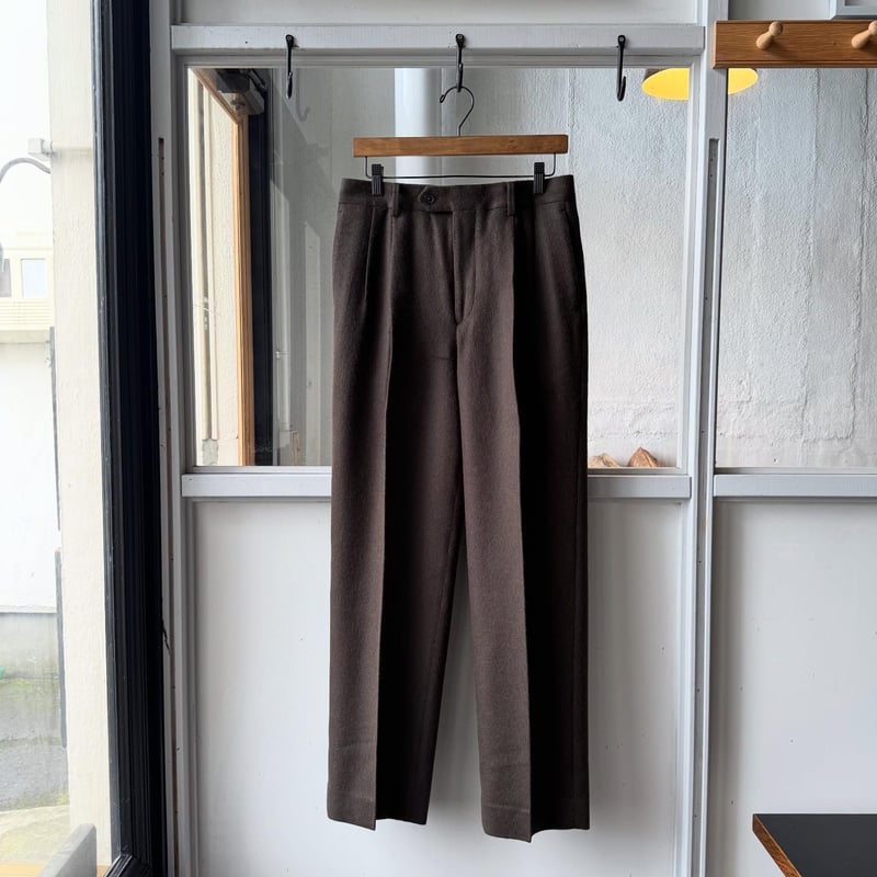 AURALEE BABY CAMEL FLANNEL TWO-TUCK SLACKS | Le