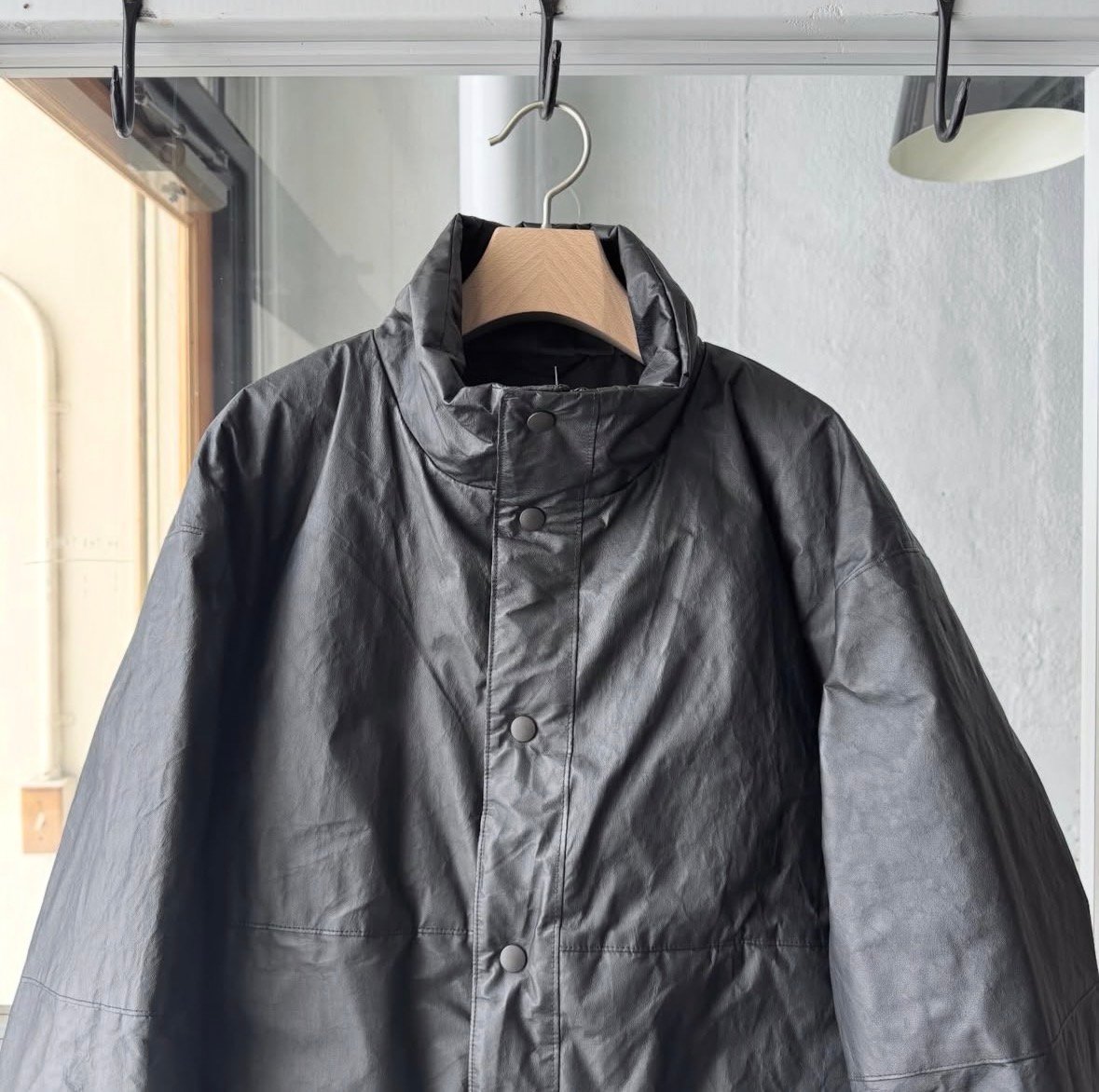 COMOLI ペーパーレザー パデッドジャケット | Less Higashikawa