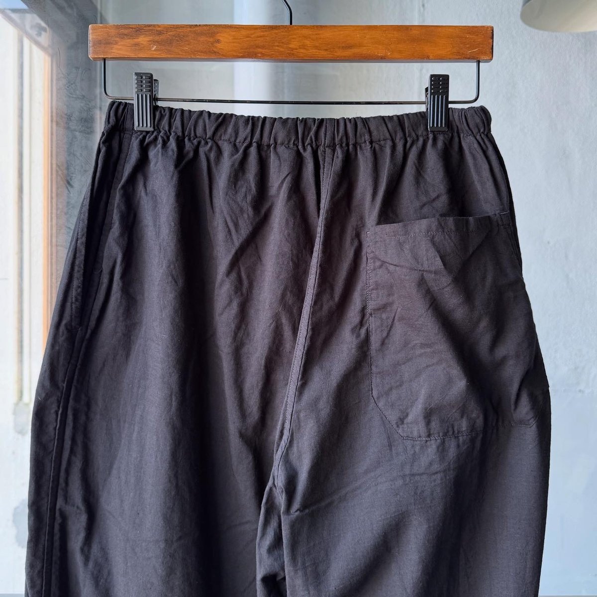 COMOLI KHADIコットン ドローストリングパンツ | Less Higashikawa