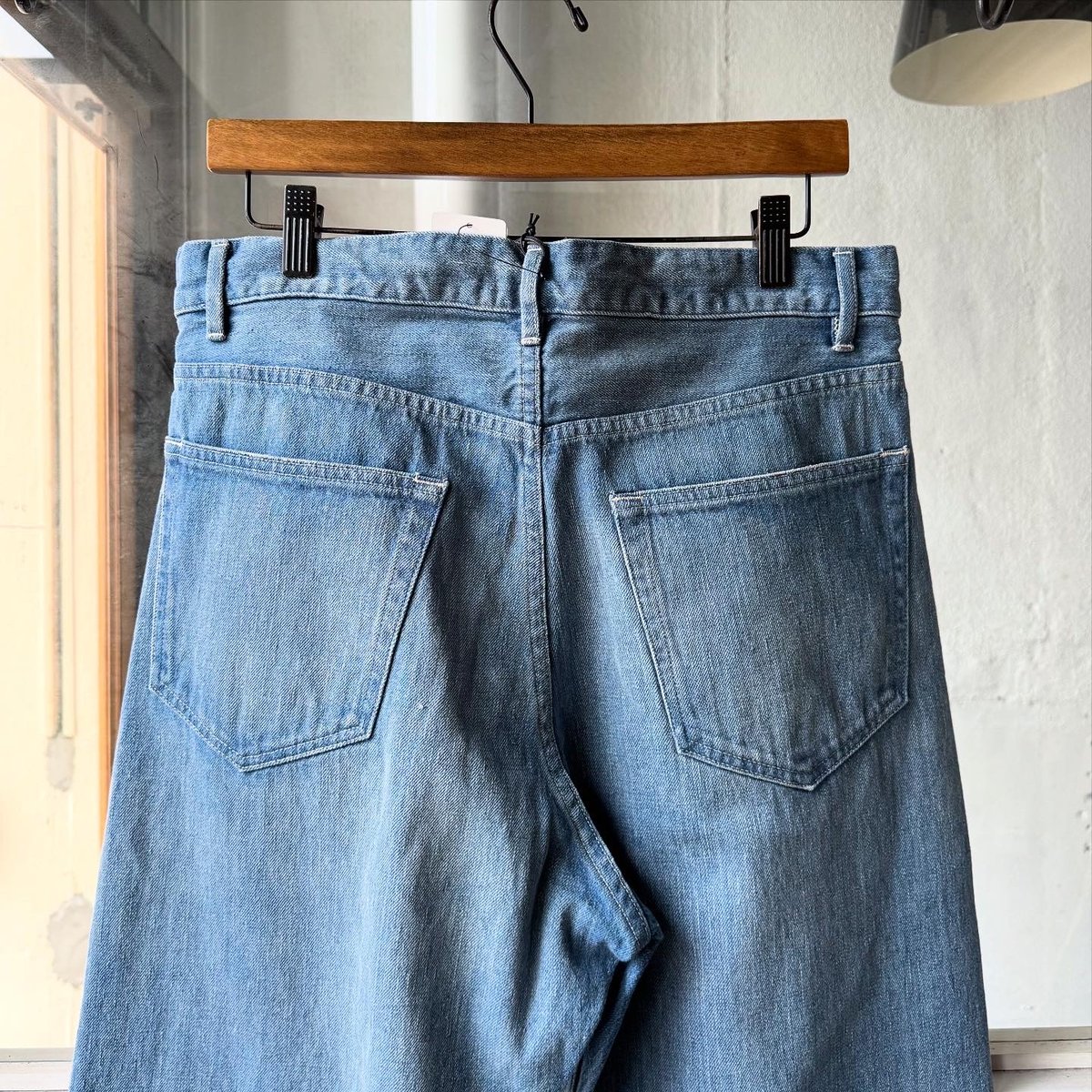 AURALEE SELVEDGE FADED LIGHT DENIM WIDE PANTS |