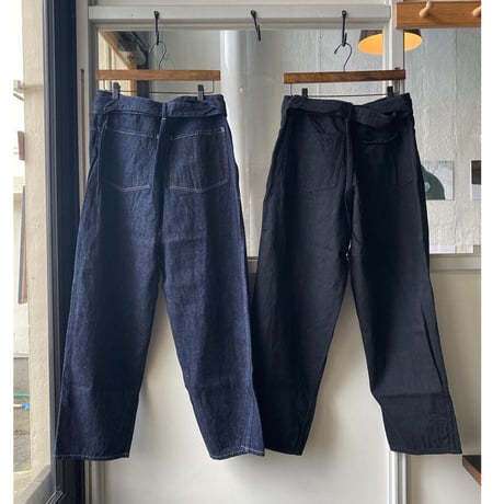 COMOLI 　デニム ベルテッドパンツ