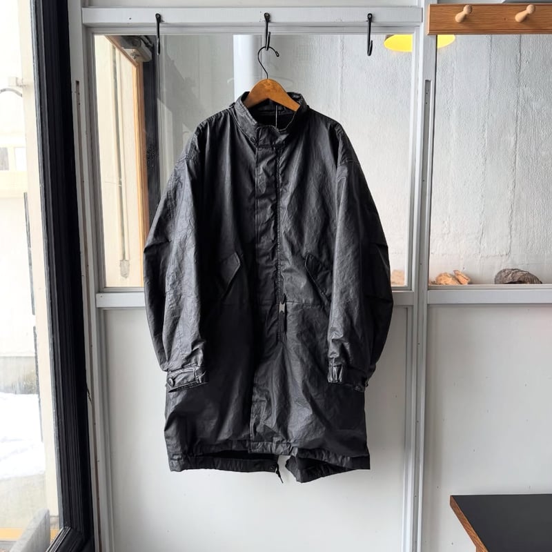 COMOLI ペーパーレザー ミリタリーフーデッドコート | Less Higashikawa
