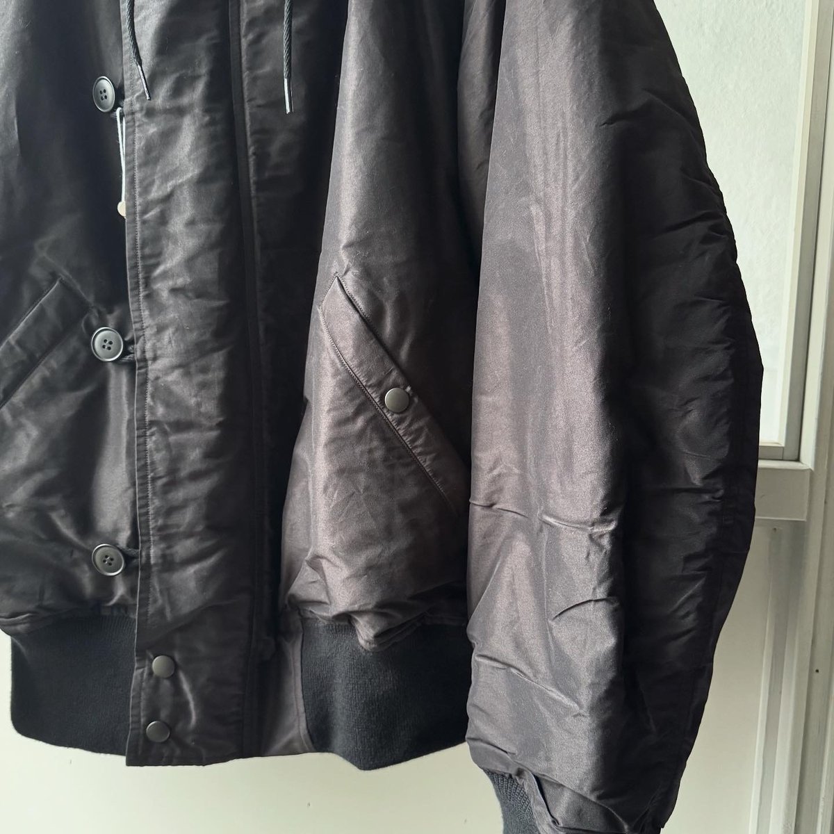 COMOLI コットンシルク ミリタリーフーデッドジャケット | Less