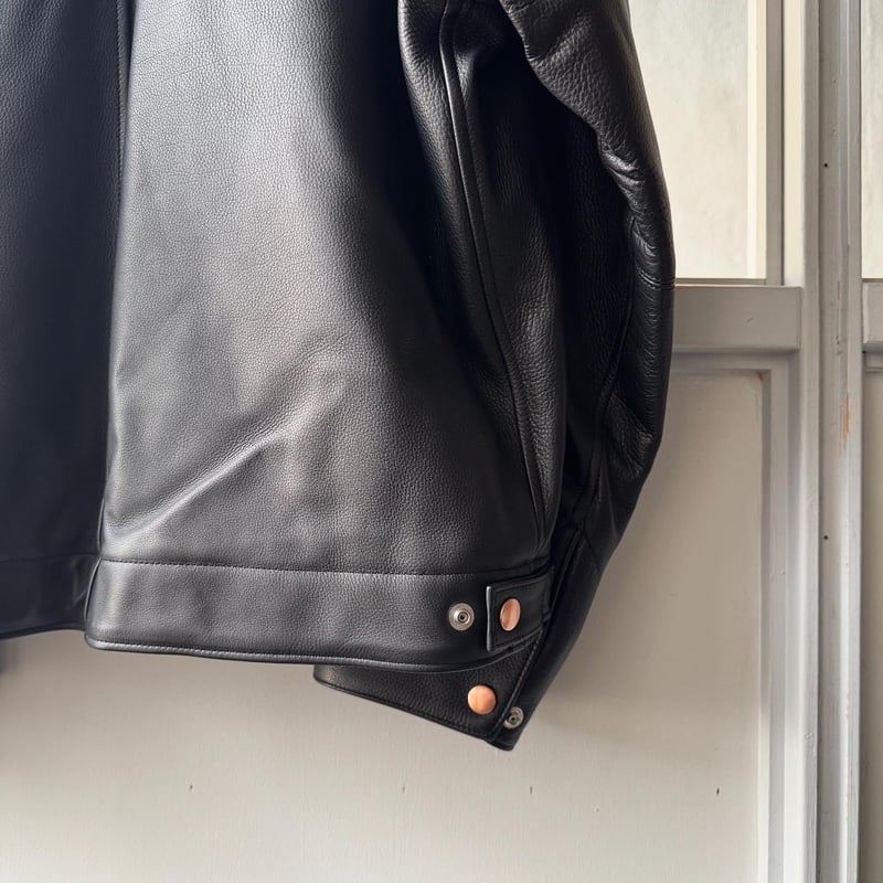 COMOLI カーフスキン ジップショートジャケット | Less Higashikawa