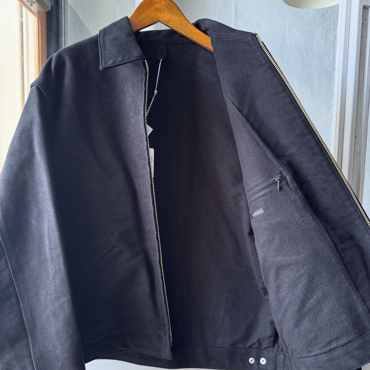 COMOLI モールスキン ジップショートジャケット | Less Higashikawa