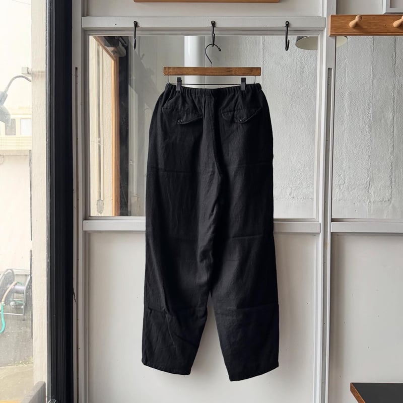 COMOLI カシミヤシルク テーパードパンツ | Less Higashikawa