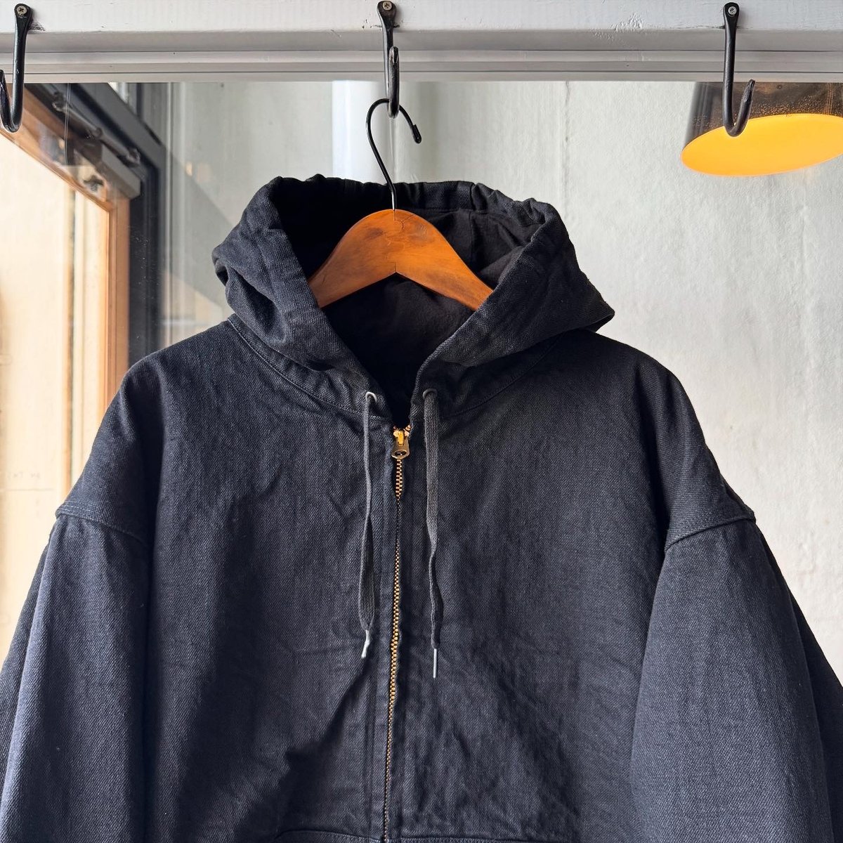 COMOLI ブラックデニムジップパーカ　サイズ① COMOLI ブラックデニム ジップパーカ | Less Higashikawa