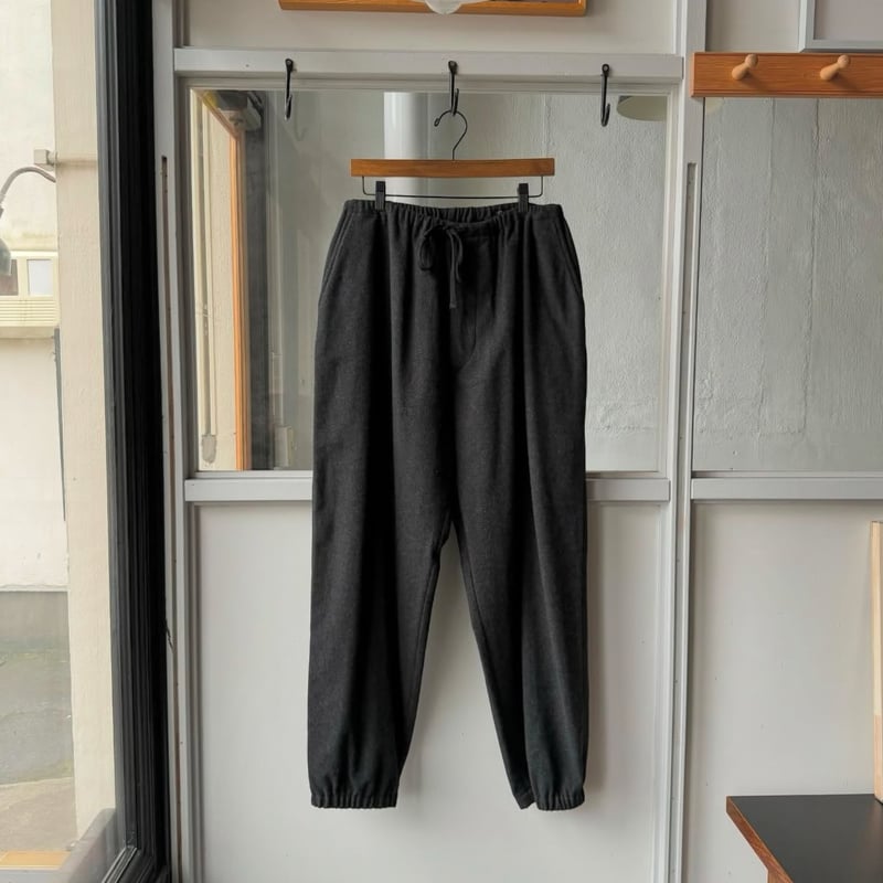COMOLI カシミヤ ドローストリングパンツ | Less Higashikawa