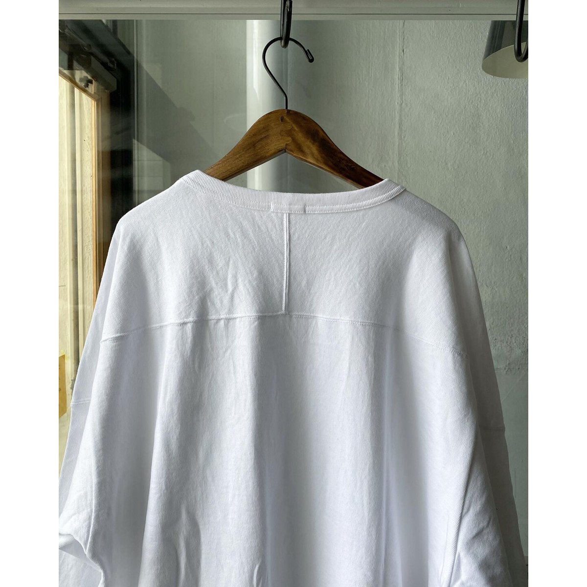 COMOLI フットボールT | Less Higashikawa COMOLI フットボールT | Less Higashikawa