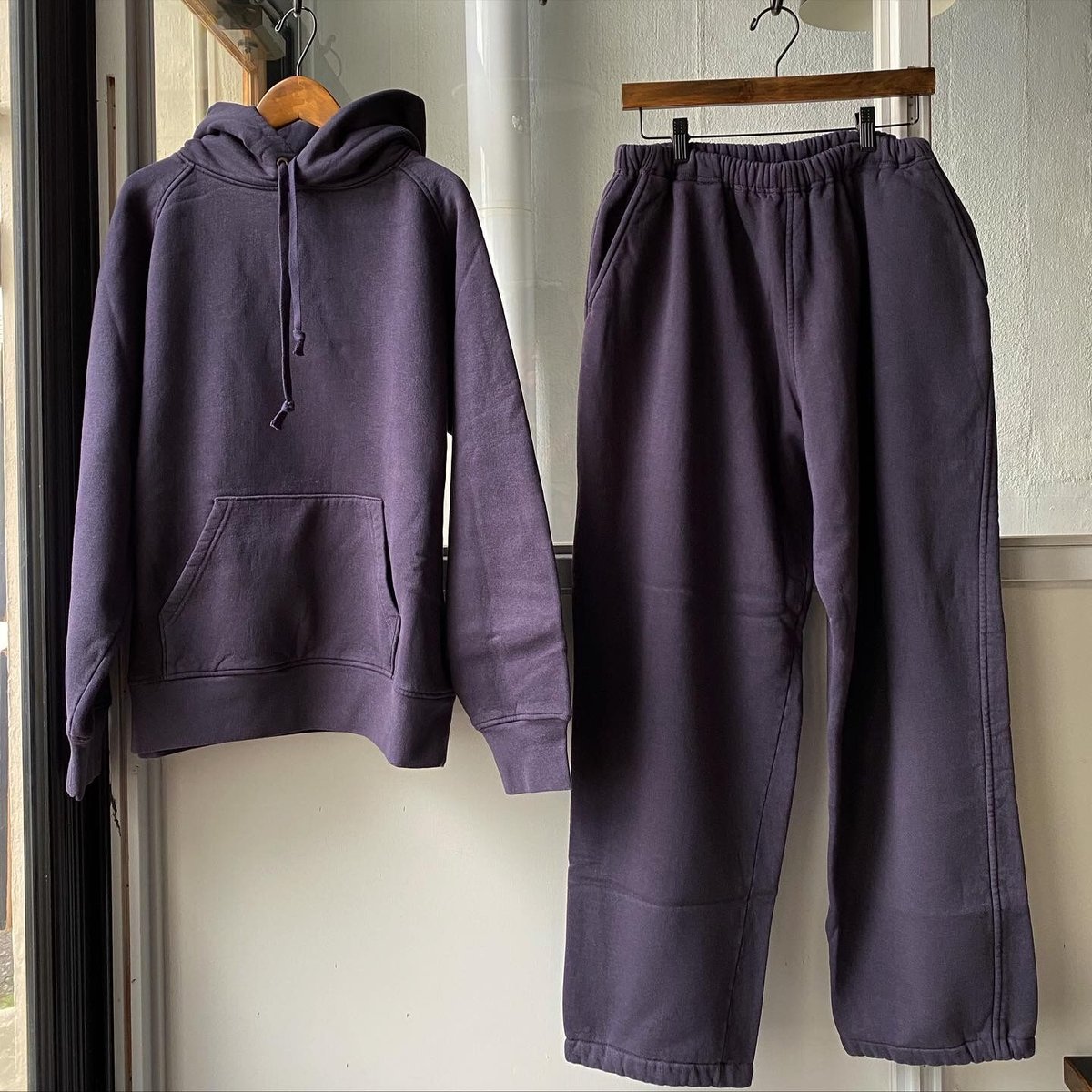 COMOLI コットン吊裏毛 パーカ FADE NAVY | Less Higashikawa COMOLI コットン吊裏毛 パーカ FADE NAVY | Less Higashikawa