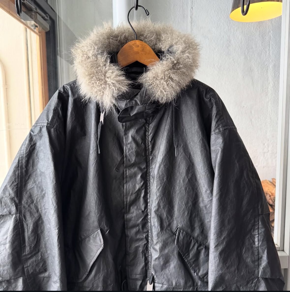 COMOLI ペーパーレザー ミリタリーフーデッドコート | Less Higashikawa