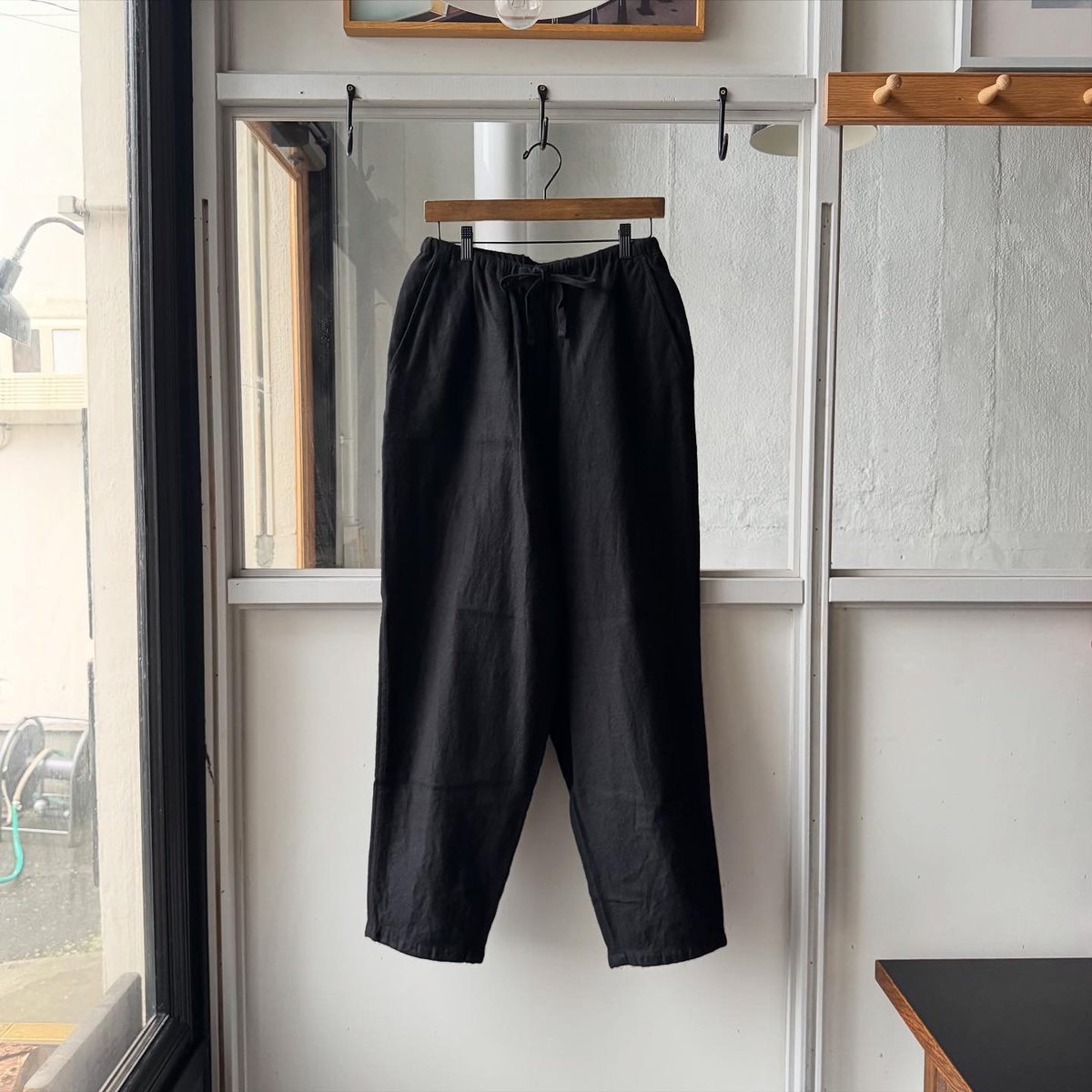COMOLI カシミヤシルク テーパードパンツ | Less Higashikawa