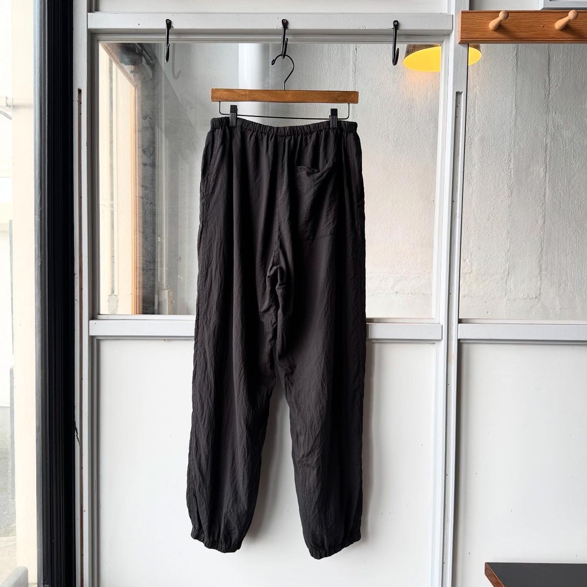 COMOLI シルク製品染 ドローストリングパンツ | Less Higashikawa