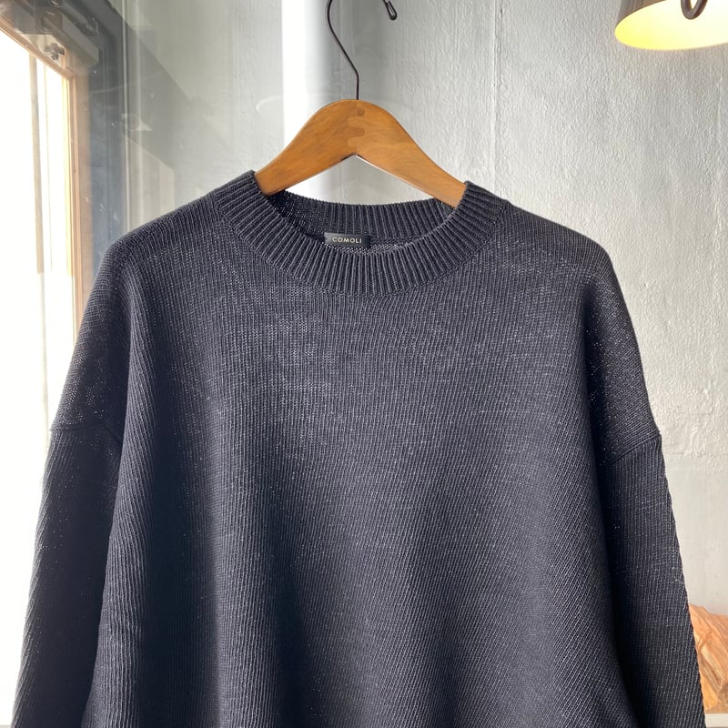 COMOLI ブラック クルーネックニット | Less Higashikawa COMOLI ブラック クルーネックニット | Less Higashikawa