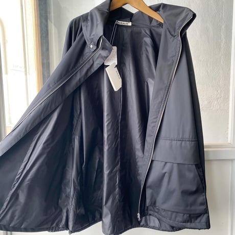 AURALEE　HARD TWIST POLYESTER SATIN LAMINATE ZIP BLOUSON