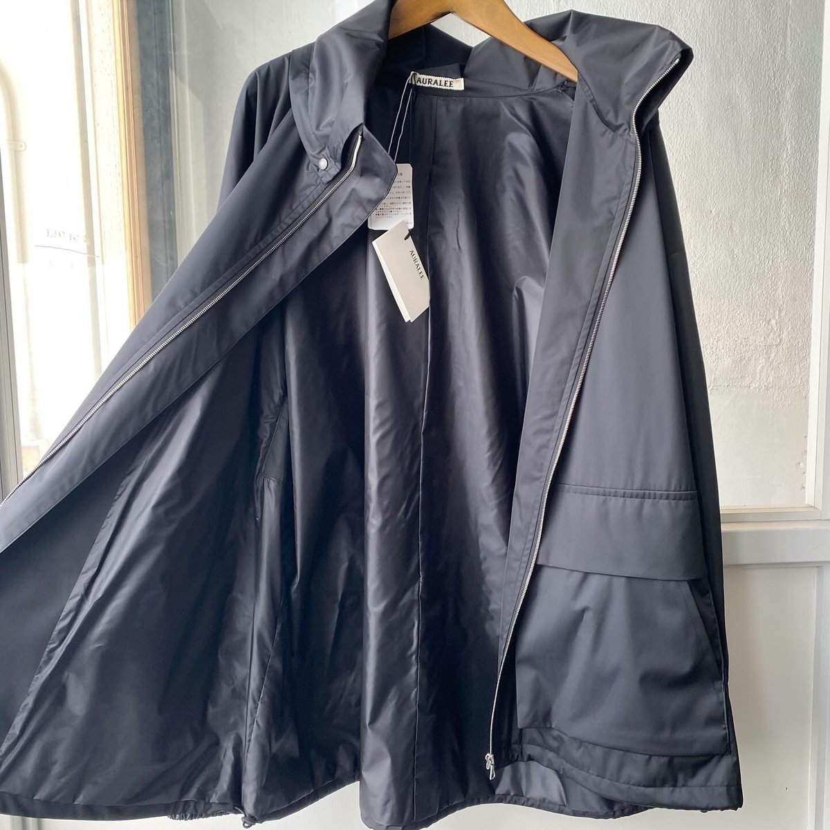 AURALEE HARD TWIST POLYESTER SATIN LAMINATE ZIP AURALEE HARD TWIST POLYESTER SATIN LAMINATE ZIP