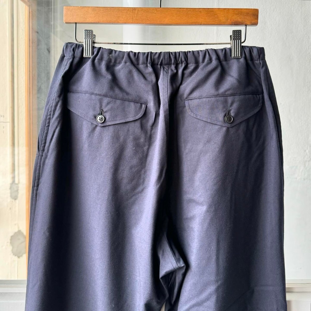 COMOLI ウール ニータックパンツ | Less Higashikawa COMOLI ウール ニータックパンツ | Less Higashikawa