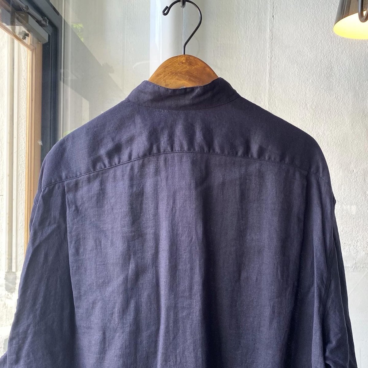 COMOLI リネンツイル プルオーバーシャツ | Less Higashikawa