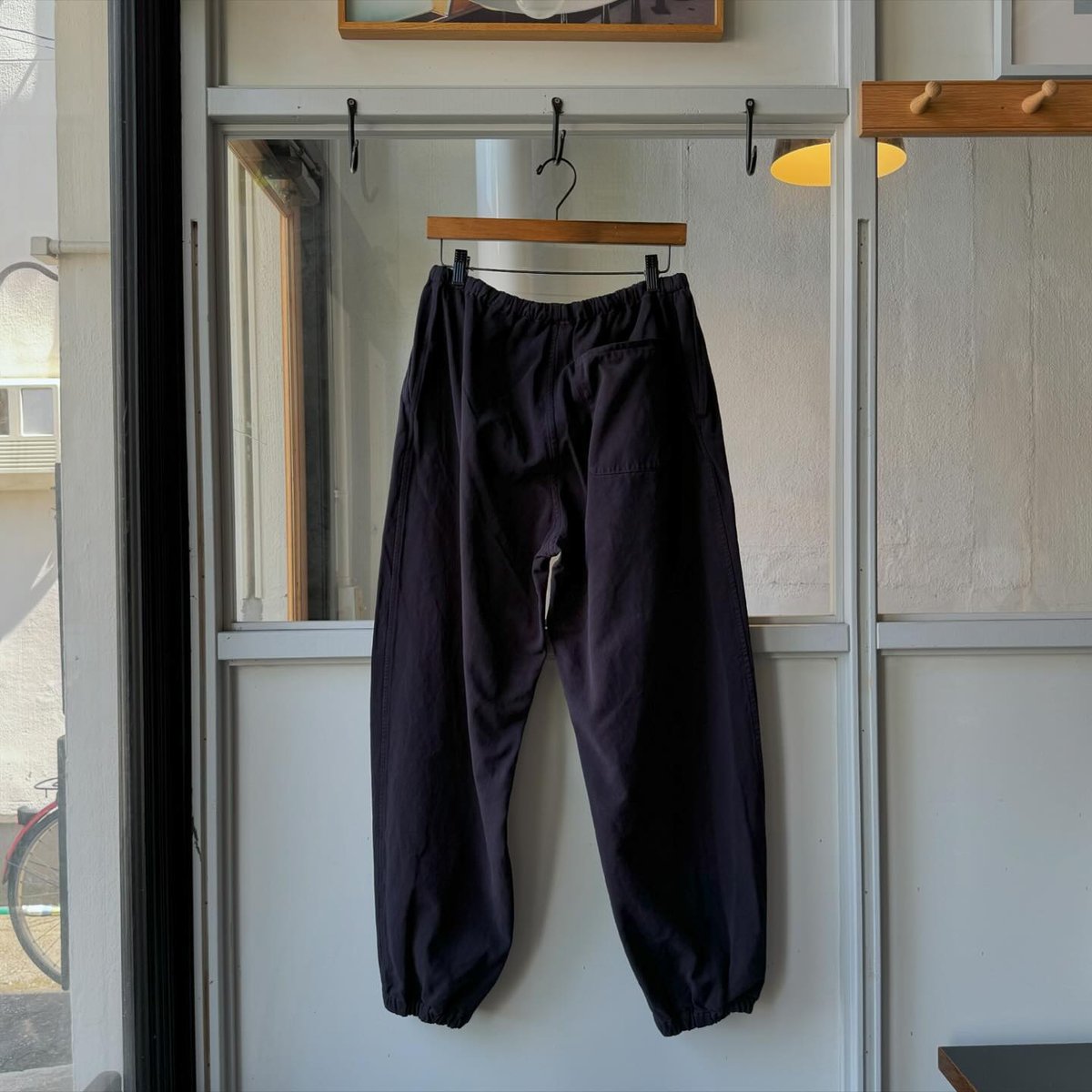 COMOLI 製品染 ドローストリングパンツ | Less Higashikawa