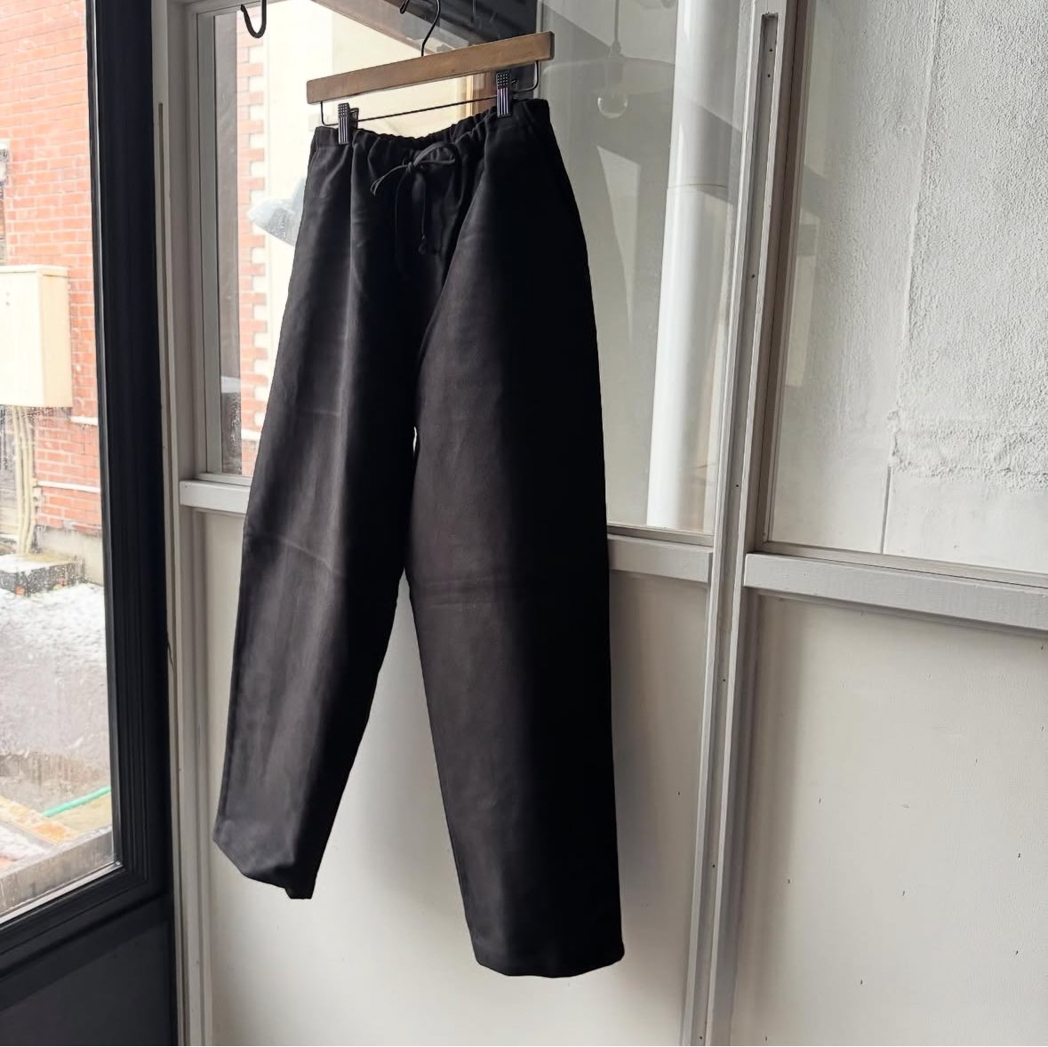 COMOLI モールスキン ドローストリングパンツ | Less Higashikawa