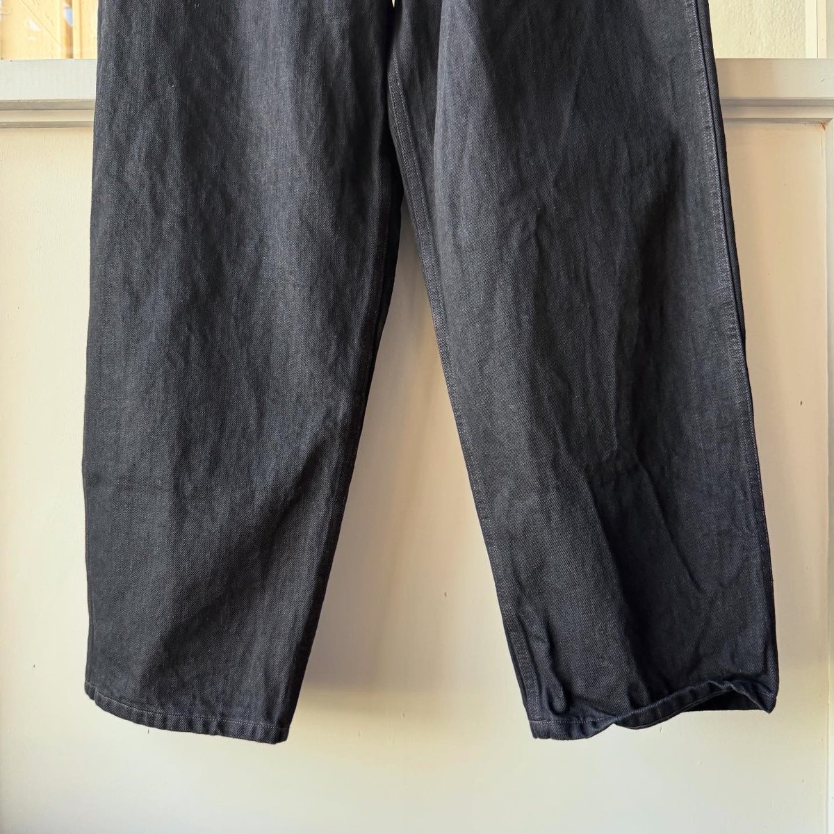 COMOLI ブラックデニム ベルテッドパンツ | Less Higashikawa