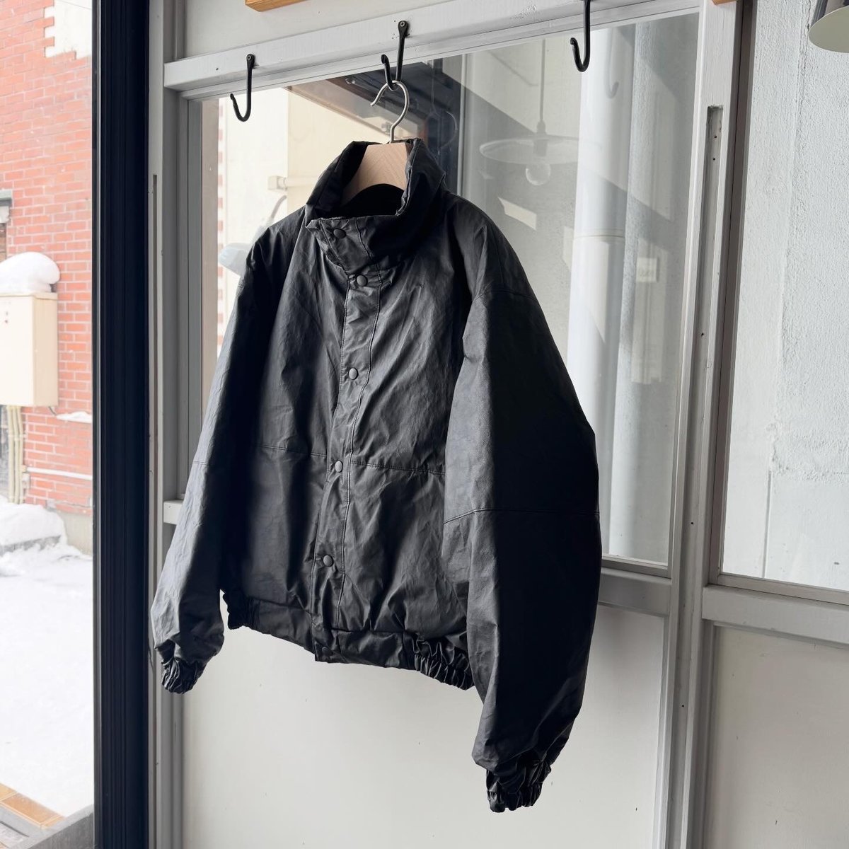 COMOLI ペーパーレザー パデッドジャケット | Less Higashikawa