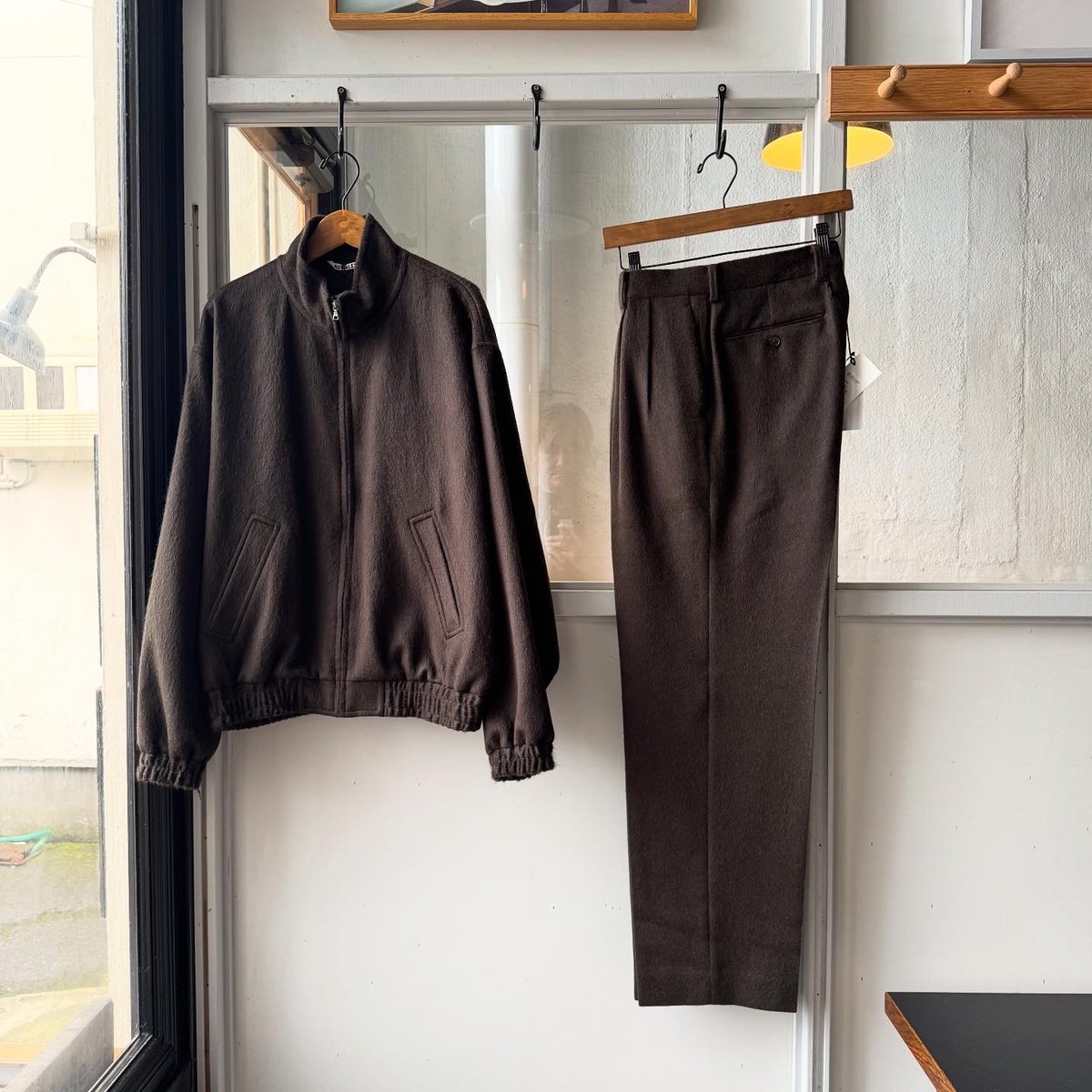 AURALEE BABY CAMEL FLANNEL TWO-TUCK SLACKS | Le