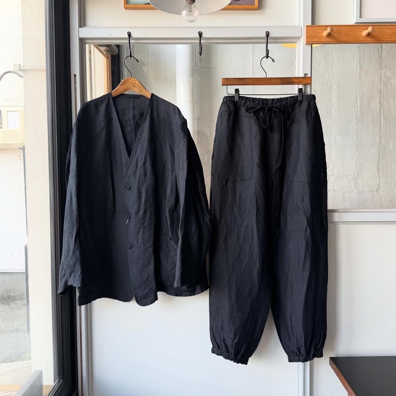 COMOLI リネンサテン ドローストリングパンツ | Less Higashikawa