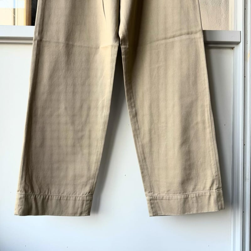 COMOLI KHAKI チノパンツ | Less Higashikawa COMOLI KHAKI チノパンツ | Less Higashikawa