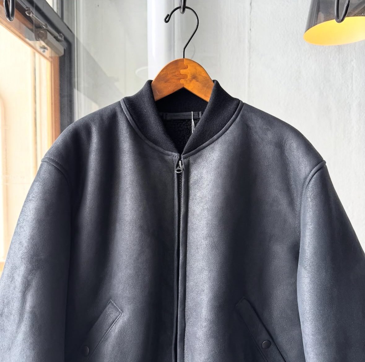 COMOLI シープスキン ジップブルゾン | Less Higashikawa