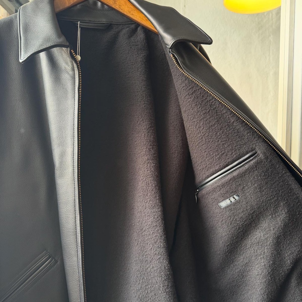 COMOLI カーフスキン ジップショートジャケット | Less Higashikawa