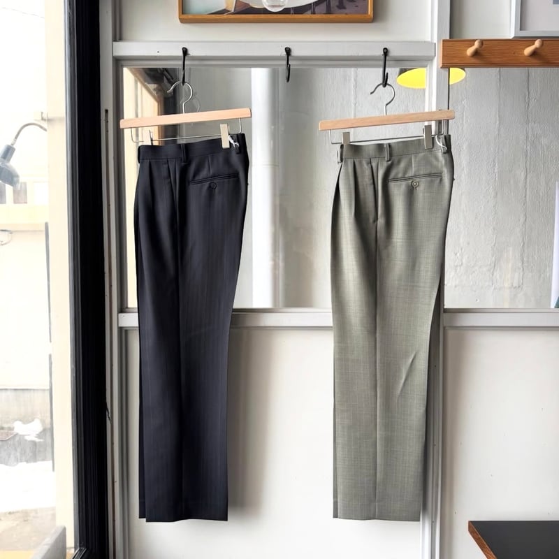 AURALEE BLUEFACED WOOL TWO-TUCK SLACKS | Less AURALEE BLUEFACED WOOL TWO-TUCK SLACKS | Less