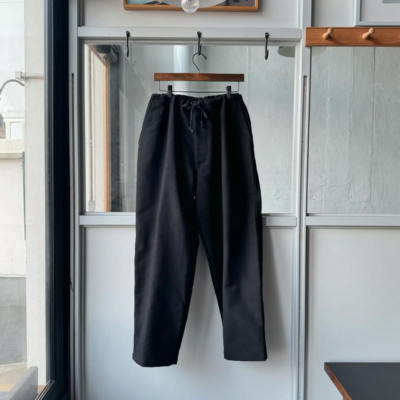 COMOLI モールスキン ドローストリングパンツ | Less Higashikawa COMOLI モールスキン ドローストリングパンツ | Less Higashikawa
