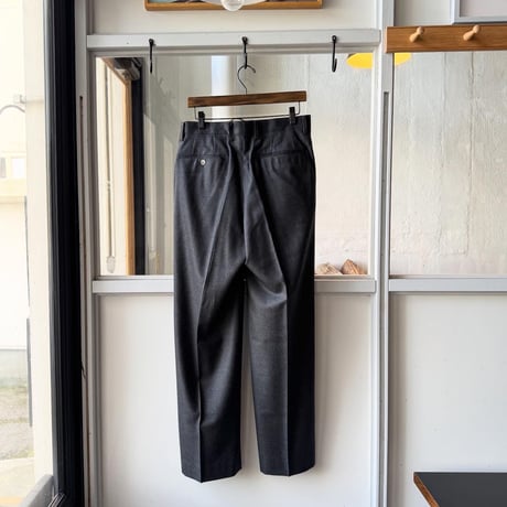 AURALEE　SUPER LIGHT WOOL TWO-TUCK SLACKS