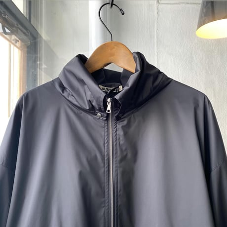 AURALEE　HARD TWIST POLYESTER SATIN LAMINATE ZIP BLOUSON