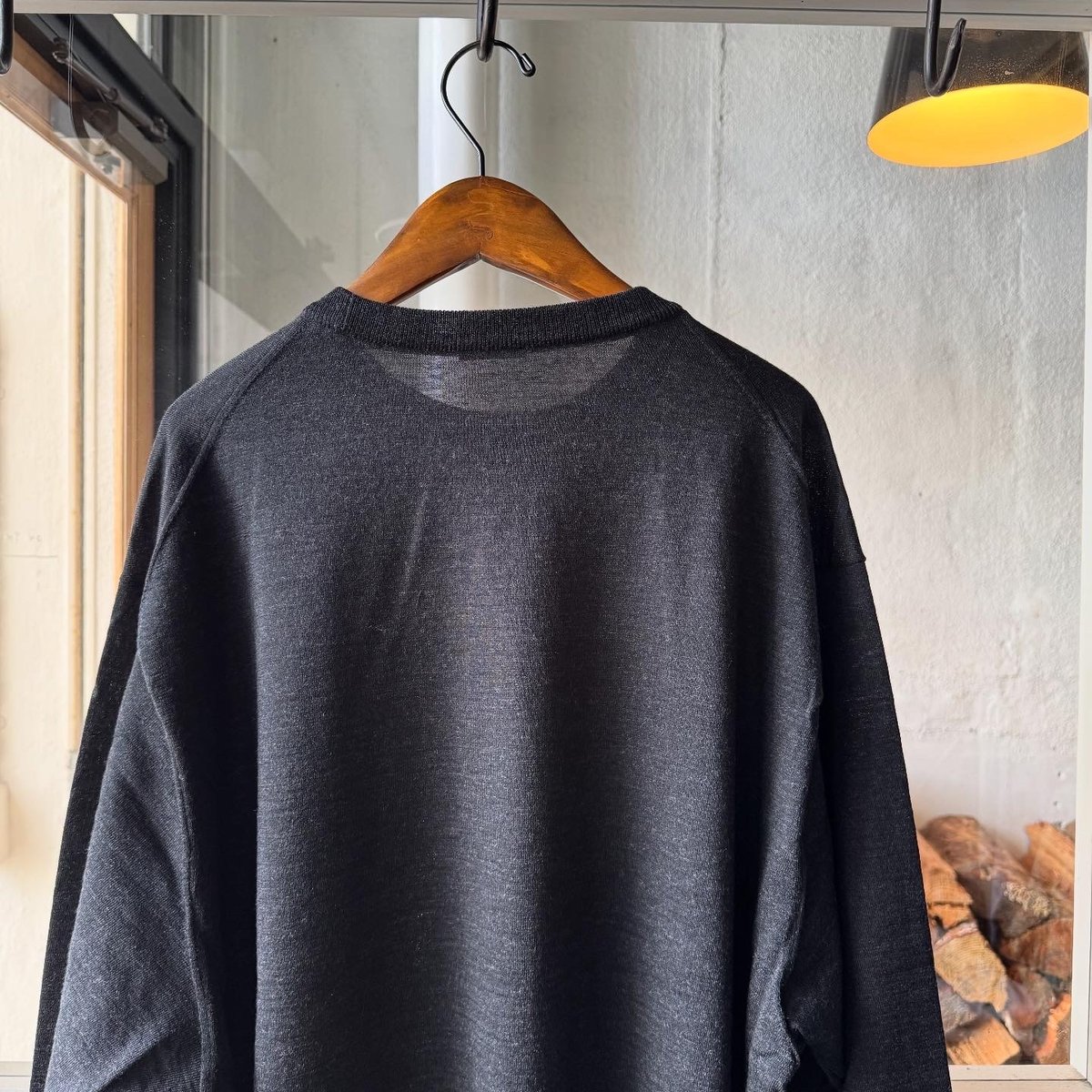 COMOLI ウール クルーネックニット | Less Higashikawa