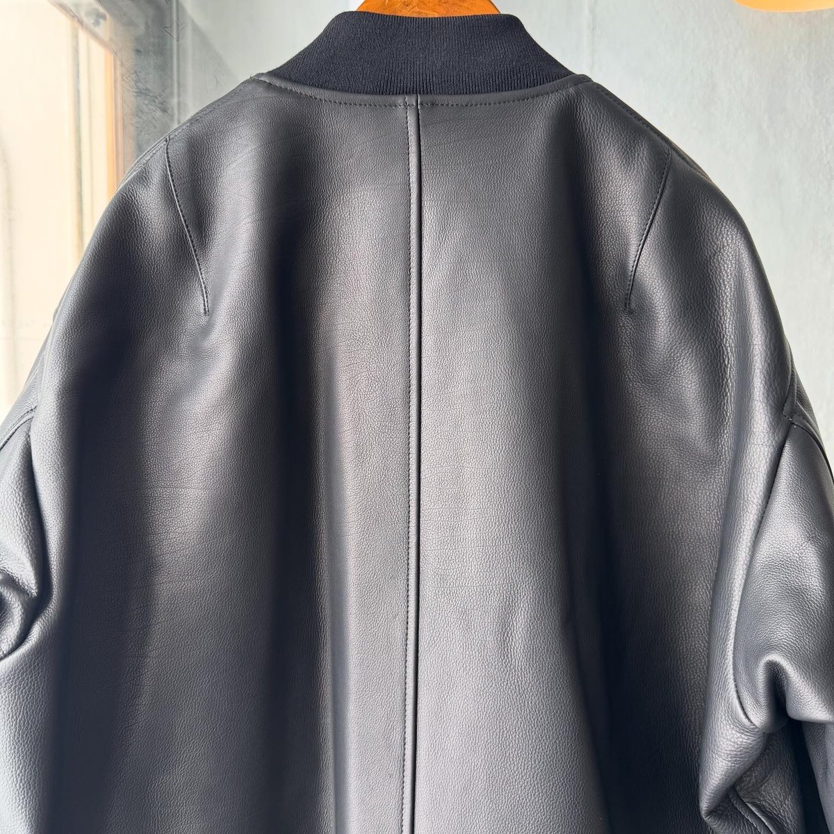 COMOLI カーフスキン ジップブルゾン | Less Higashikawa