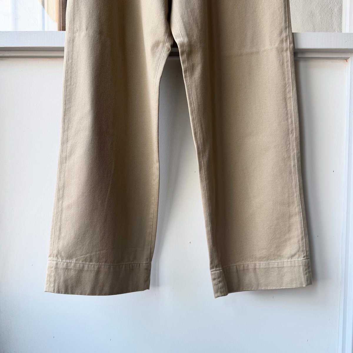 名作COMOLI 25SS KHAKI サイズ2 チノパンツ B01-03021 COMOLI(コモリ) 25SSKHAKI チノパンツパンツB01-03021 B01-03021